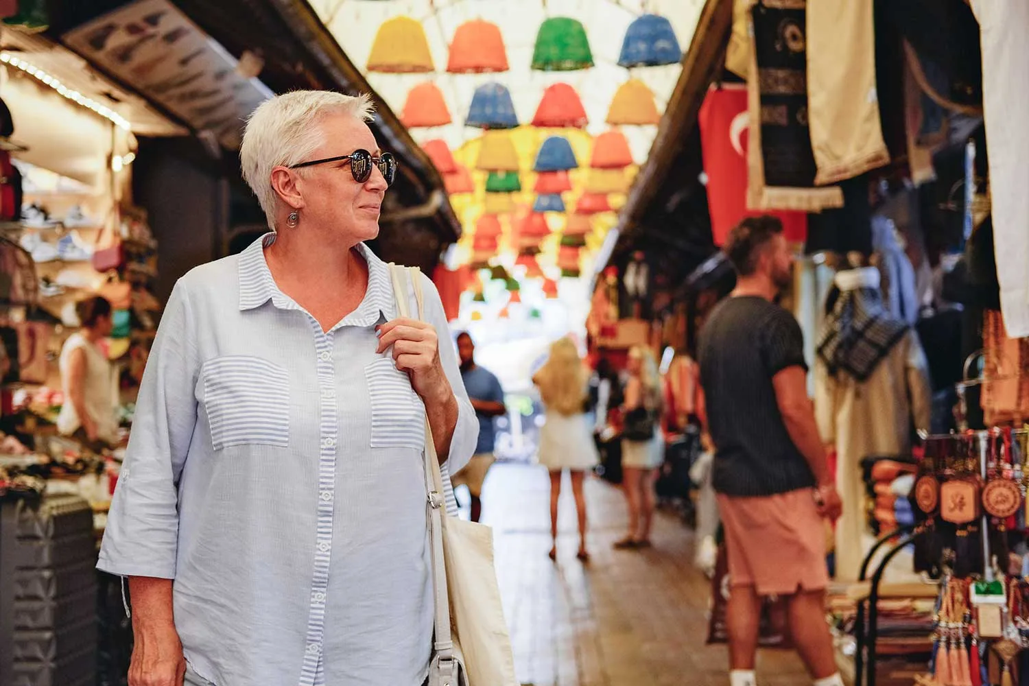 Reisende beim Bummel durch einen bunten türkischen Basar voller Souvenirs